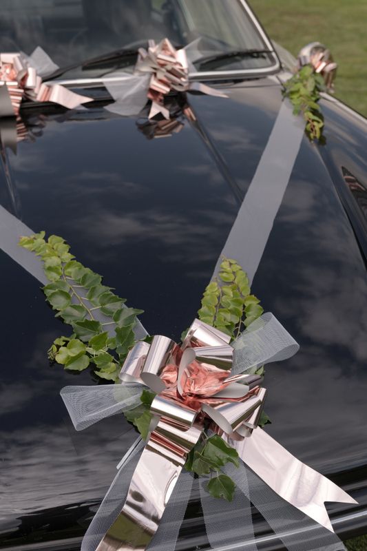 Bilpynt bryllup rosegull – sløyfer, bånd og dekor